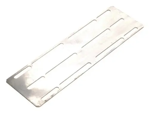 Metallisches Staublech mit mehreren länglichen Schlitzöffnungen, hergestellt von Bosch, geeignet für spezifische Werkzeugmodelle zur Staubaufnahme.
